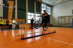 Pokaz ćwiczeń na rowerze BMX