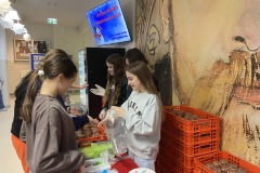Uczniowie wspierający akcje charytatywną Pączek