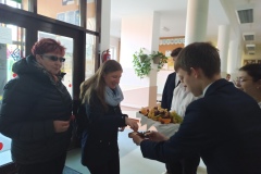 Goście z Sanepidu Pani kierownik Agnieszka Seweryn i Pani Mariola Koziarz przywitani przez uczniów z Samorządu zdrową przekąską