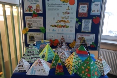 PPrzestrzenne modele przedstawiające "Piramidy zdrowego żywienia i stylu życia" prace uczniów klas siódmych