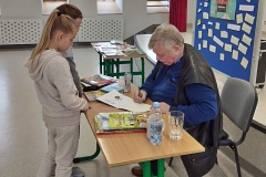 Pan Wiesław Drabik podpisujący książki uczniom