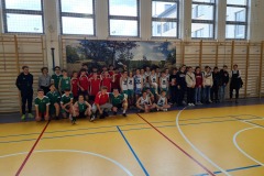Wspólne zdjęcie wszystkich drużyn biorących udział w powiatowych Igrzyskach Młodzieży Szkolnej