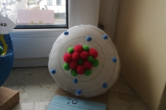 Prace uczniów wykonane w ramach projektu chemicznego „Jak widzę budowę atomu?”