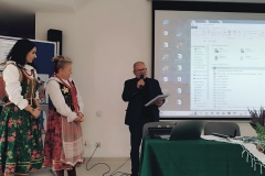 Pani wicedyrektor Eliza Emerla z panią Anną Węgrzynowicz-Szastak  wręczające prelegentowi pamiątkową tarczę Naszej szkoły.
