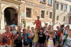 Grupa uczniów stoi na tle Hotelu Copernicus