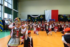 Uczniowie  w strojach krakowskich tańczą krakowiaka