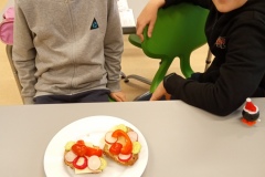 Uczniowie prezentujący przygotowane przez siebie  zdrowe śniadanie