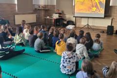 Uczniowie słuchają opowiadań pana  Marcina z Lasu