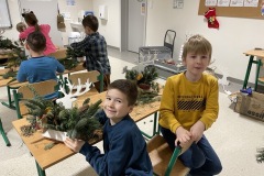 Uczniowie podczas pracy przy wykonywaniu stroików świątecznych