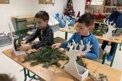 Uczniowie podczas wykonywania stroików świątecznych.