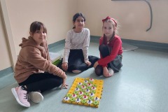 Uczniowie prezentujący projekt choinki wykonanej z klocków Korbo