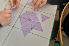 Uczniowie układają chemiczny tangram.