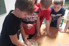 Uczniowie własnoręcznie mieszają składniki do przygotowania masy solnej