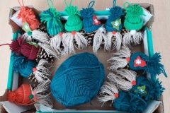 Gotowe prace uczniów, szyszki ozdobione czapeczkami