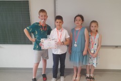 Uczniowie prezentujący nagrody