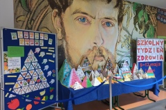 Piramida zdrowego żywienia i stylu życia wystawa prac uczniów