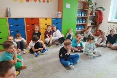Grupa dzieci oglądających Teatrzyk Kamishibai - Brzydkie Kaczątko
