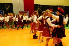 Uczniowie klas trzecich tańczący krakowiaka