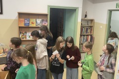 Uczniowie podczas Dnia Kubusia w bibliotece