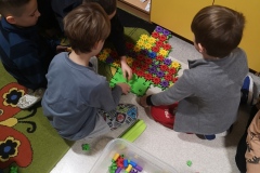 Uczniowie budują choinkę z klocków 2