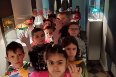 Uczniowie klasy 2f podczas zwiedzania Muzeum Witrażu