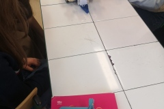 Uczniowie uczą się sterować robotem