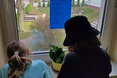 Uczniowie w trakcie rozwiązywania krzyżówki, szukają odpowiedzi w przygotowanych wierszach