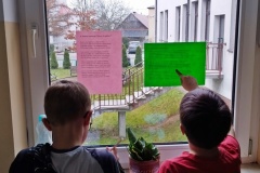 Uczniowie w trakcie rozwiązywania krzyżówki, szukają odpowiedzi w przygotowanych wierszach