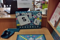 Z okazji Światowego Dnia Scrabble przygotowano w bibliotece grę dla uczniów