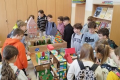 Uczniowie klasy 4 zwiedzają wystawę makiet Akademii pana Kleksa
