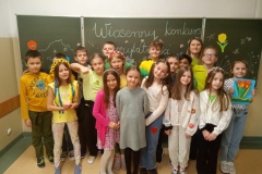 Wspólne zdjęcie uczniów wraz z wychowawca panią Małgorzatą Przewoźnik