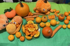 Pomarańczowy stół przygotowany przez uczniów