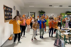 Uczniowie podczas zabaw zorganizowanych z okazji Dnia pomarańczowego