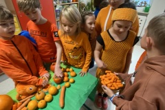 Uczniowie przygotowują pomarańczowe owoce do prezentacji