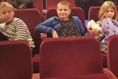 Uczniowie siedzący na widowni w teatrze(3)