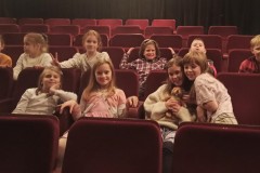 Uczniowie siedzący na widowni w teatrze(4)