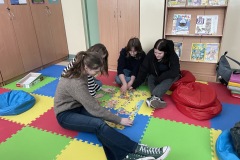 Uczennice wyciszają się układaniem puzzli