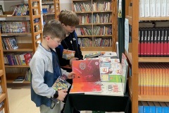 Uczniowie oglądają wystawę książek
