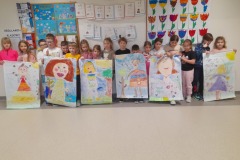 Uczniowie prezentują swoje prace