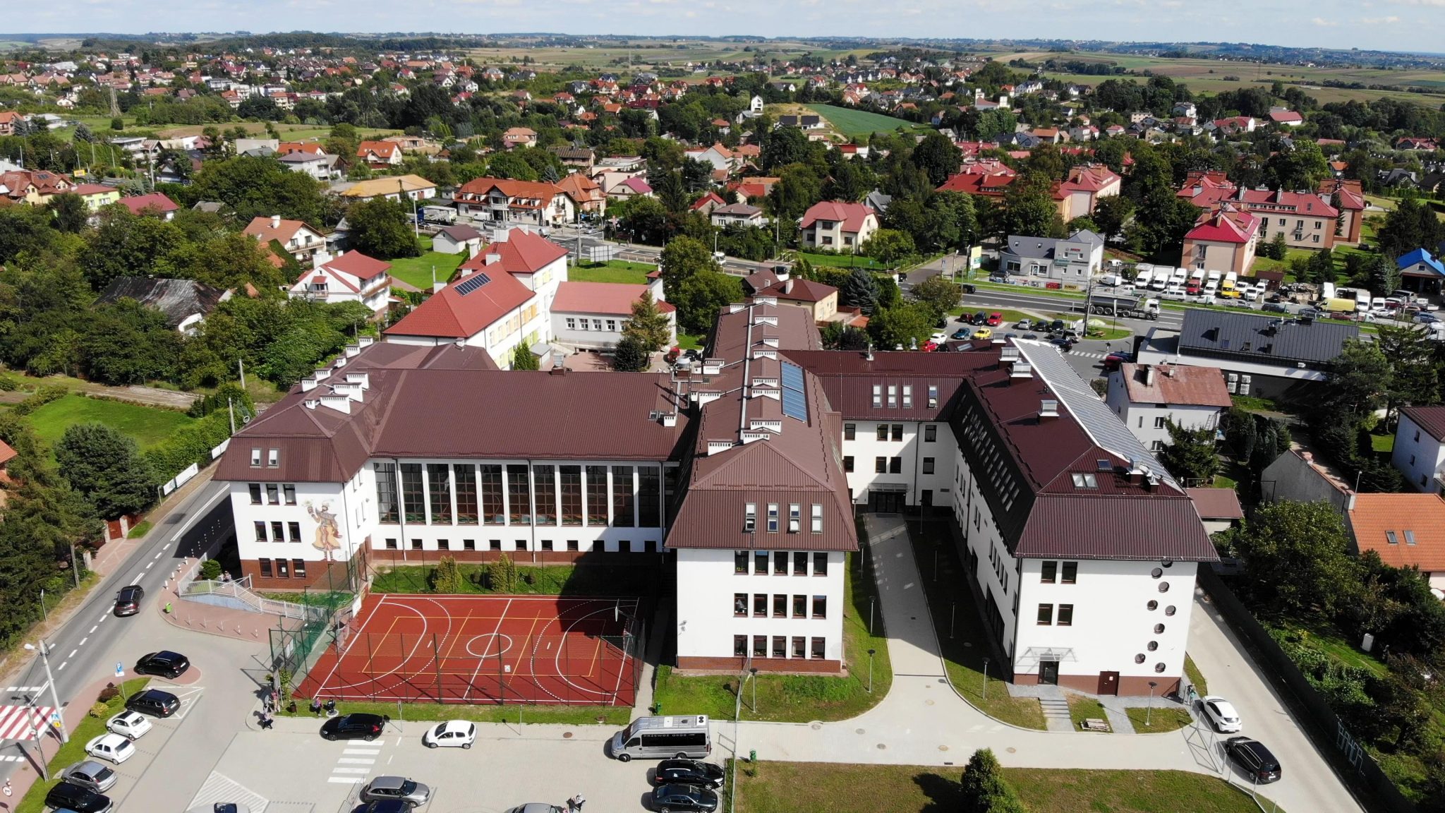 Widok z góry na budynek Szkoły Podstawowa im. Stanisława Wyspiańskiego w Bibicach