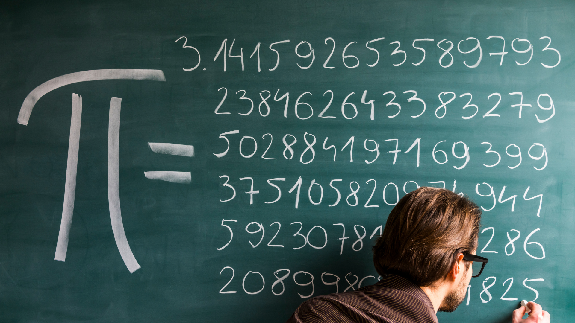 Liczba Pi zapisywana na tablicy szkolnej
